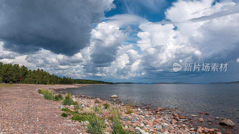 瑞典中部的自然保护区Höga Kusten。海岸线的前景中有大量的花岗岩，尤其是红色花岗岩